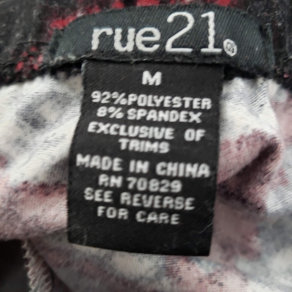 Rue21 Medium Black Red White Pattern Leggings One Size OS Soft Stretchy - Picture 3 of 5